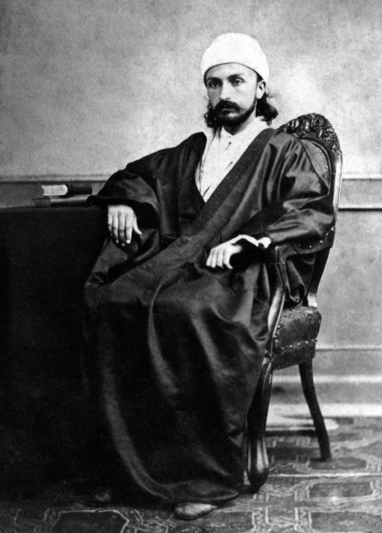 'Abdu’l-Bahá cuando joven, fotografiado durante el exilio de Su Padre a Adrianópolis, 1863-68.