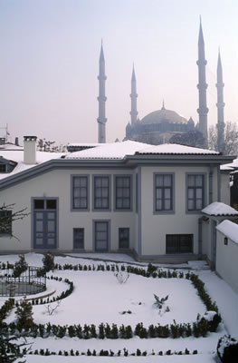 Una vista moderna de la casa de Rida Big, la residencia durante un año de Bahá’u’lláh en Adrianópolis. La mezquita de Sultán Salim se ve en un segundo plano.