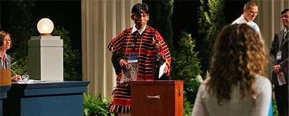 Un delegado de Bolivia vota por la Casa Universal de Justicia en abril de 2008.
