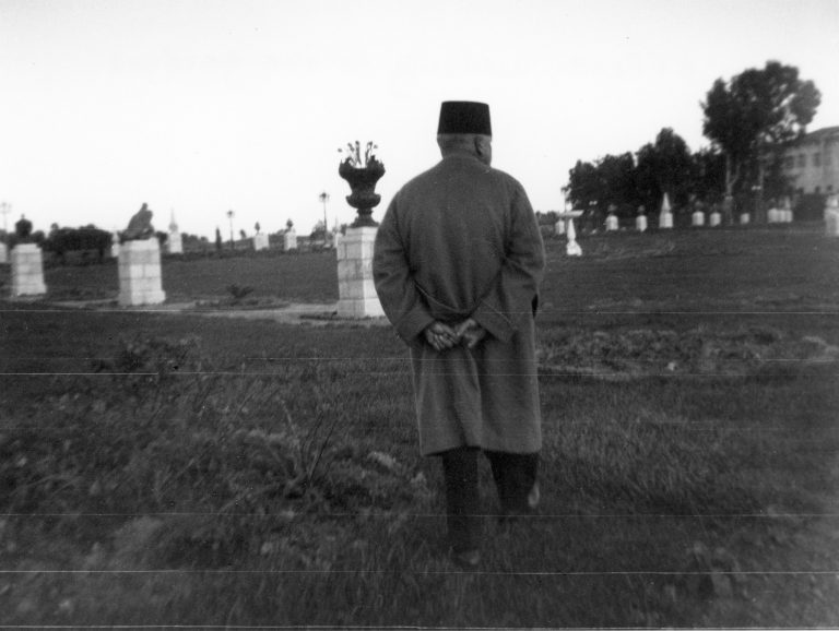 Una fotografía de Shoghi Effendi cerca del final de su vida mientras observaba el desarrollo de los jardines en Bahji, 1950.