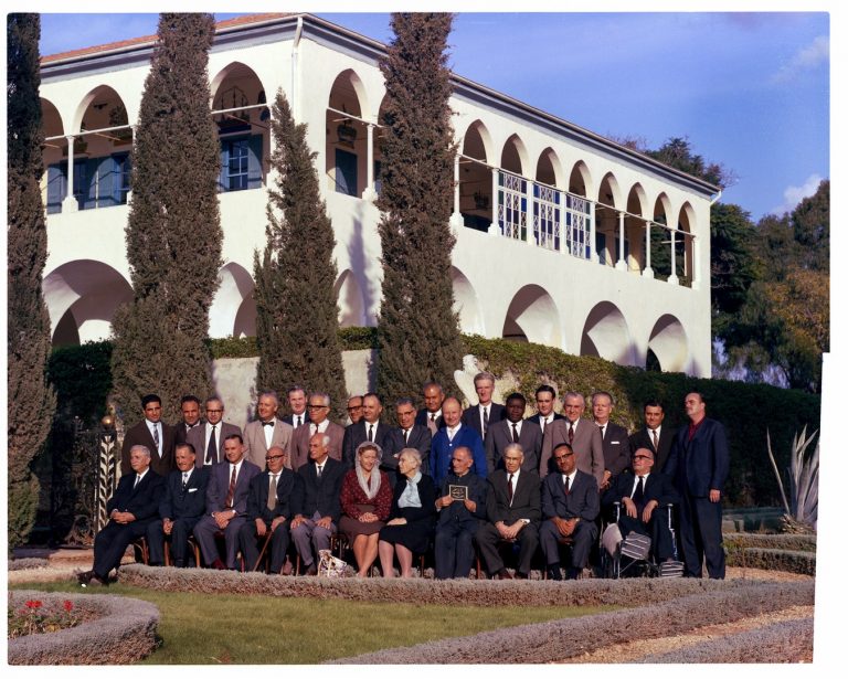 Miembros de la Casa Universal de Justicia con las Manos de la Causa en frente de la Mansión de Bahjí, 1963.