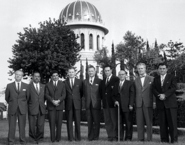La primera Casa Universal de Justicia después de su elección, abril de 1963.